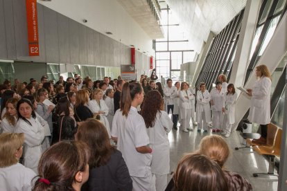 Els treballadors van protagonitzar ahir al matí una concentració a les portes de l'hospital.