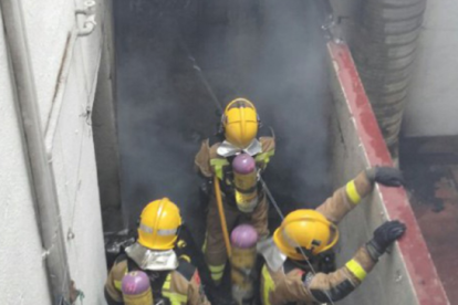 Els Bombers durant les tasques d'extinció de l'incendi.