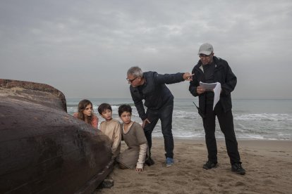 Imatge del rodatge d'una de les escenes de la sèrie a la platja de Tamarit.