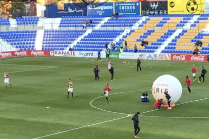 Los jugadores del Nàstic, calentando.