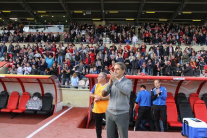 El tècnic roig-i-negre celebra la victòria en l'anada del derbi contra el Nàstic (1-0) a l'Estadi.