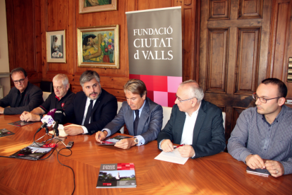 D'esquerra a dreta, el propietari d'una acadèmia d'anglès, Ramon Solé; el representant de la colla Jove, Rafel Sans;  l'alcalde de Valls, Albert Batet; l'empresari Manel Torreblanca; el representant de la Fundació Ciutat de Valls, Jordi París; i el repres