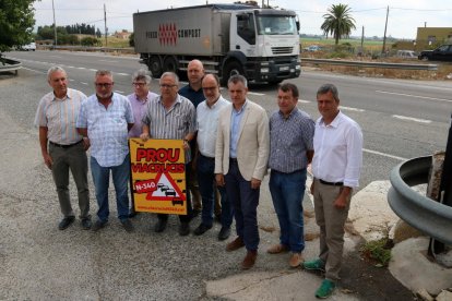 Plano general de los alcaldes y cargos de ERC al lado de la carretera N-340, a la altura de Amposta.