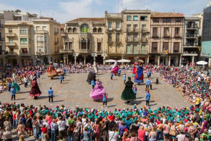 Los Gegants de Reus en un baile conjunto en la plaza del Mercado.