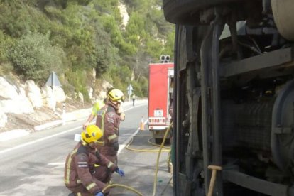 Els Bombers retirant el gasoil del dipòsit del camió.