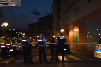 Los cuerpos de seguridad y de emergencias en el exterior del edificio.