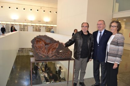 El artista Salvador Juanpere, el alcalde de Reus y la viuda de Pere Anguera, Mercè Costafreda, durante la inauguración.