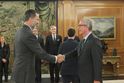 El rei rebent a l'alcalde de Tarragona, Josep Fèlix Ballesteros.