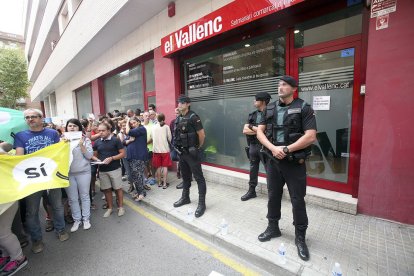 Agents de la Guàrdia Civil a l'entrada del setmanari El Vallenc, aquest dissabte al matí.