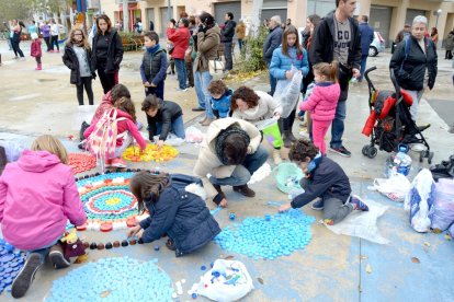 Varias personas han participado en la confección del mandala.