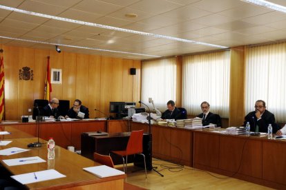 Pla obert de la sala de vistes de l'Audiència de Tarragona amb el magistrat, el secretari, el fiscal i els advocats, en l'inici del judici contra Ramon Franch (del qual no s'han permès enregistrar imatges). Imatge del 6 de novembre del 2017