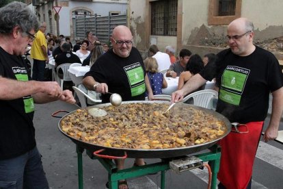 Los propietarios del Cortijo preparando la tardicional Espineta amb Cargolins en una ediicó anterior de las Fiestas.