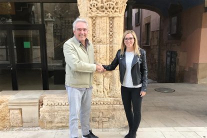 Raül Font con Estefanía Serrano en la puerta de la sede del Consell Esportiu del Tarragonès.