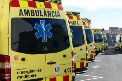 Noves ambulàncies aparcades en bateria a la nau del SEM a Tortosa.