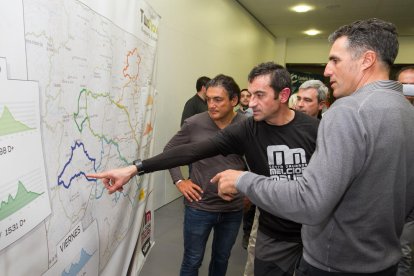 De izquierda a derecha, Chiapucci, Mauri e Indurain, charlando sobre uno de los recorridos, que realizarán este fin de semana.