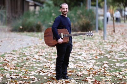 El músic Pele Bernial, compositor i cantant de Pele Macleod, a Tarragona.