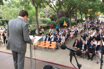 El conseller Carles Mundó durant a lectura del glosa.