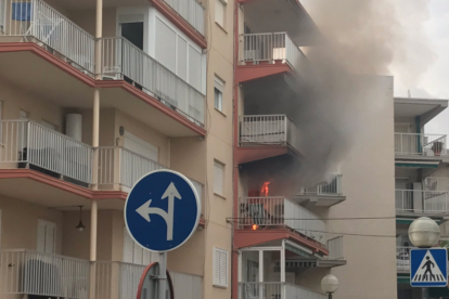 L'incendi ha tingut lloc al carrer Sol de Salou.