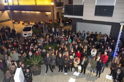 Unas 200 vecinos participaron en la concentración en el Ayuntamiento.