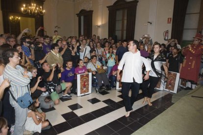 Miembros del Esbart Santa Tecla haciendo el baile de homenaje.