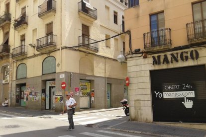 Mango i una oficina bancària també formen part dels baixos comercials tancats i barrats.