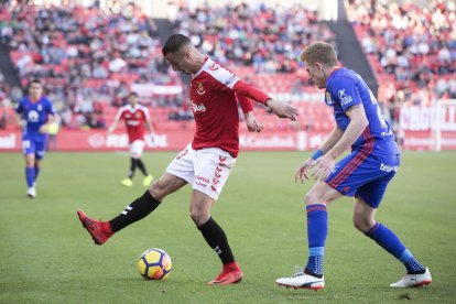 Sergio Tejera, durant una acció del Nàstic-Oviedo d'aquesta temporada, davant de Mossa, exjugador del Nàstic.