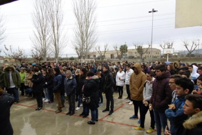 Los compañeros de l'IES Morell de la hija de María del Carmen Ginés guardan un minuto de silencio en rechazo a la violencia machista.