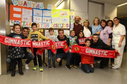 Los tres jugadores del Nàstic durante la entrega de los premios del Concurso de Dibujo al Hospital Juan XXIII.