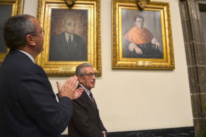 Imagen del retrato de Gil Aluja en la Galería de Fills Il·liustres