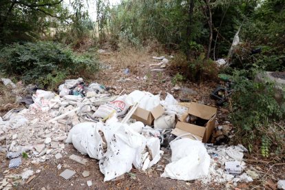 En la imagen, restos del material de obra que se acumula en un camino que se adentra en el cauce del río.