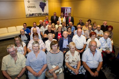 Los familiares de los veinte socios fundadores de la cooperativa, en el acto de inauguración del centenario.