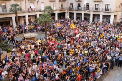 Miles de personas concentradas en la plaza del Ayuntamiento de Tortosa, este 3 de octubre.