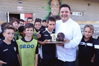 El petit Javier somriu rodejat dels seus amics i companys.