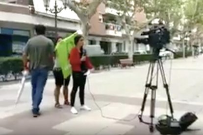 Captura del vídeo de la usuària de Twitter en el moment de connexió de l'equip de TVE.