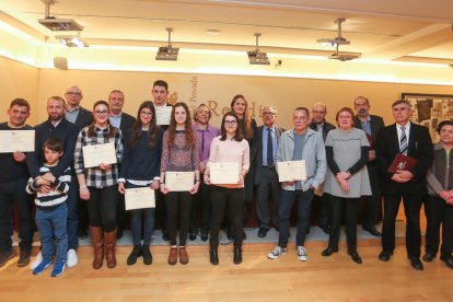 Los estudiantes de batxiillerat y formación profesional que fueron premiados.