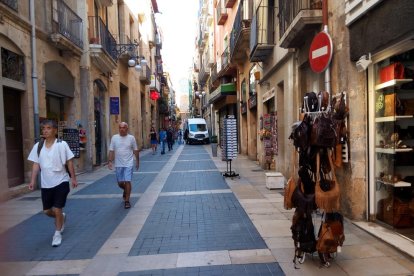 Los camiones acostumbran a estacionar cerca del cruce entre las calles Major y de la Nau.