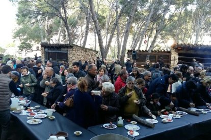 El caldo de Navidad ha repartido más de 210 litros de caldo.