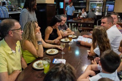 Un grup de participants en la proposta gastronòmica Poblatapa.