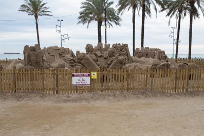 Un equip especial de la Brigada Municipal, coordinat pels tècnics del Patronat Municipal de Turisme, duran a terme els treballs de destrucció