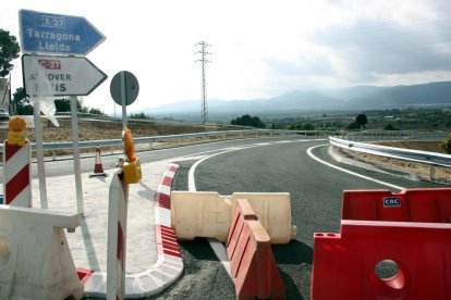 El nou tram de variant de Valls, encara amb tanques de l'obra i cartells mig tapats, enllaçarà la N-240 i la C-37 -on hi ha l'accés a l'autovia A-27-, sense haver de passar per dins del nucli urbà, en una imatge del 17 d'octubre del 2016