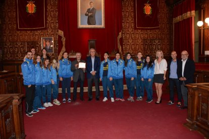 Foto de grupo del alcalde de tarragona, Josep Fèlix Ballesteros, con el equipo femenino del Futbolpax