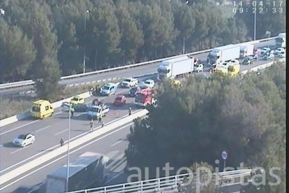 Imatge de l'accident, que s'ha produït a l'AP-7 al seu pas per Banyeres del Penedès.