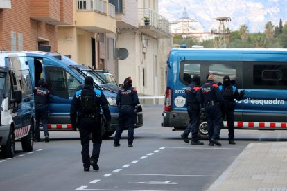 Pla conjunt d'agents dels Mossos i la policia local d'Amposta durant l'operatiu policial contra el blanqueig de capitals al carrer Agustina d'Aragó.