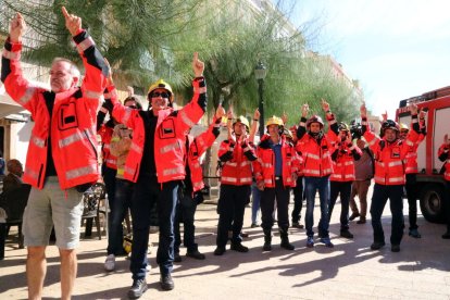 Bombers en una concentració a la plaça de la Font, aquest 2 d'octubre.