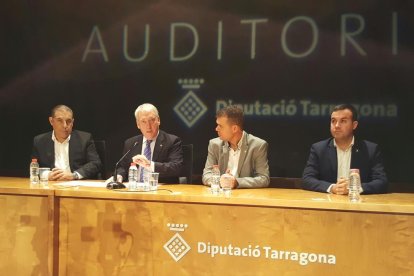 El President de la Diputació de Tarragona, Josep Poblet; el vicepresidents de la Diputació, Josep Cruset i Josep Masdeu; el diputat d'Hisenda i Economia de la institució, Lluís Soler; i el diputat del PAM, Salvador Ferré, en la presentación del PAM 2017-