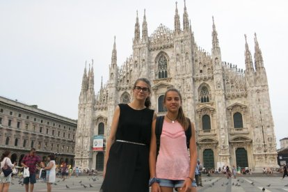 La Paula Torrell i la seva germana davant el Duomo, un dels símbols de Milà.