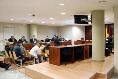 Uno de los acusados de robos con fuerza respondiendo las preguntas de la fiscal, en el último día del juicio en la Audiencia de Lleida.