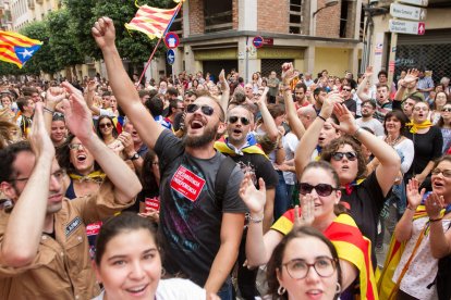 Manifestants escridassen pel matí als agents de la Policia Nacional allotjats a l'hotel Gaudí.