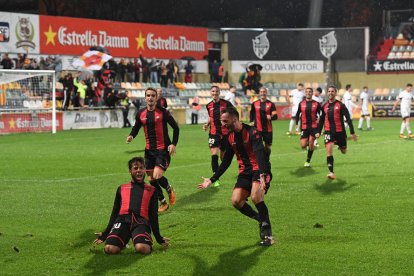 Ledes se tira de rodillas para recibir la ovación de la grada principal del Estadio Municipal después de clavar su quinto gol.