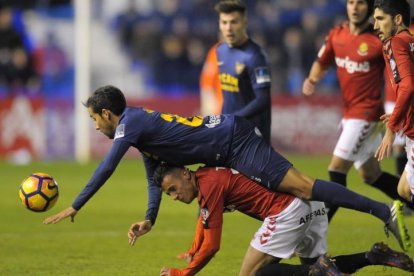 Tejera cae al suelo en una acción del partido.